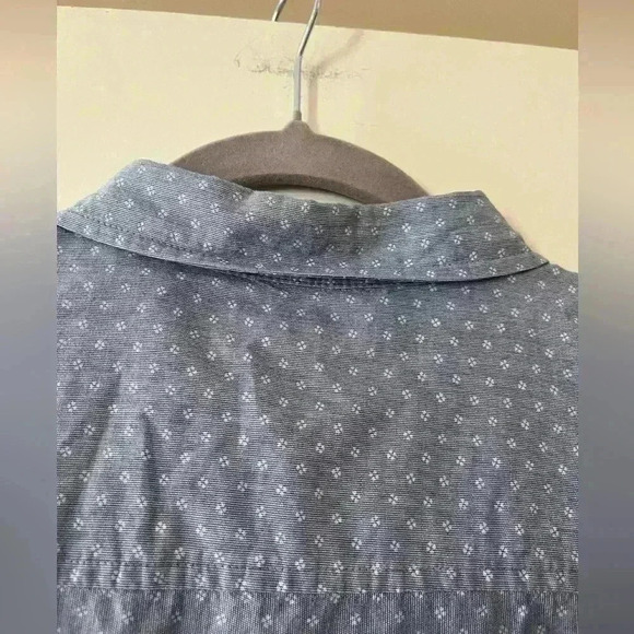 EUC GAP Boyfriend Fit Light Denim Color Button Down Shirt Women’s small - Picture 8 of 9